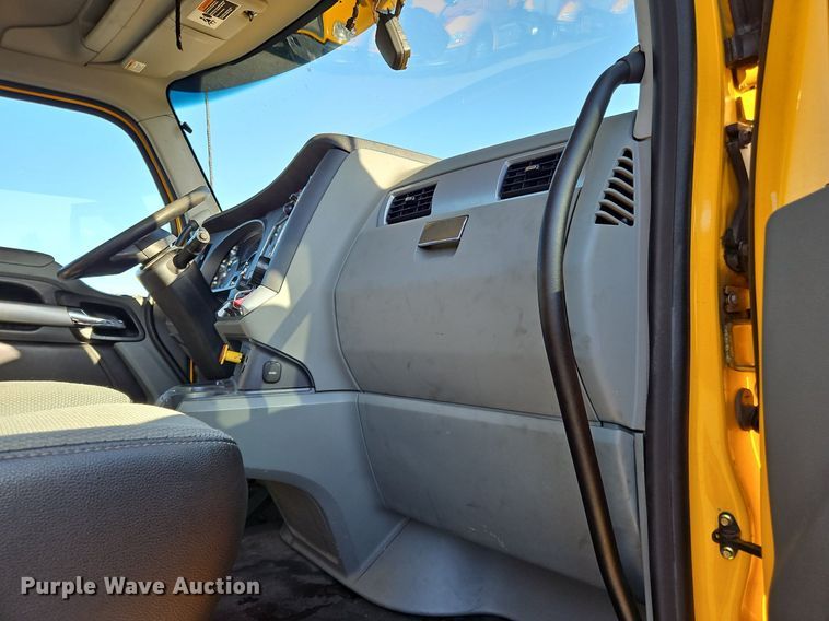 image for item OK9914 2020 Kenworth  T680 semi truck