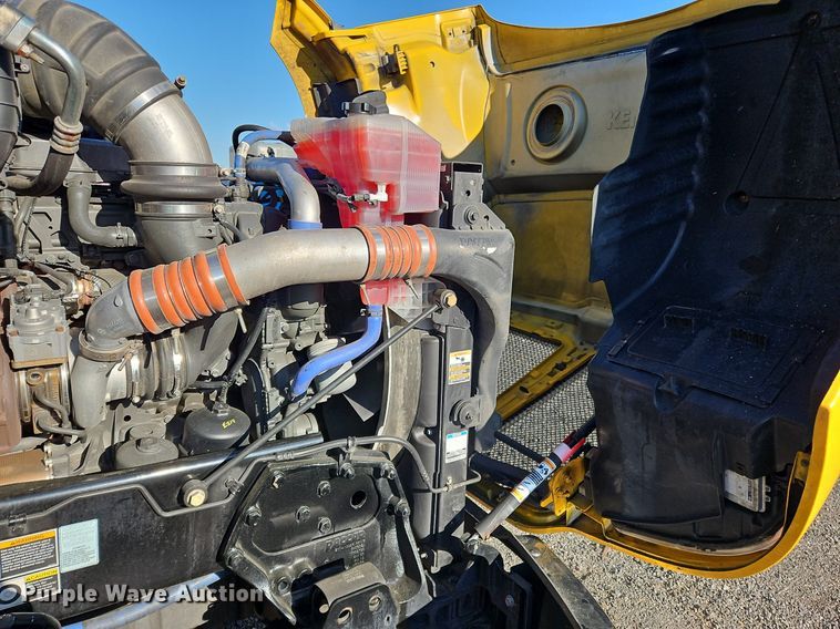 image for item OK9914 2020 Kenworth  T680 semi truck