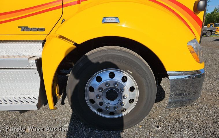 image for item OK9914 2020 Kenworth  T680 semi truck