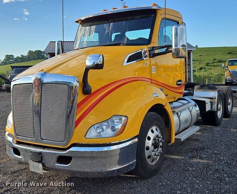 image for item OK9916 2020 Kenworth T680 semi truck