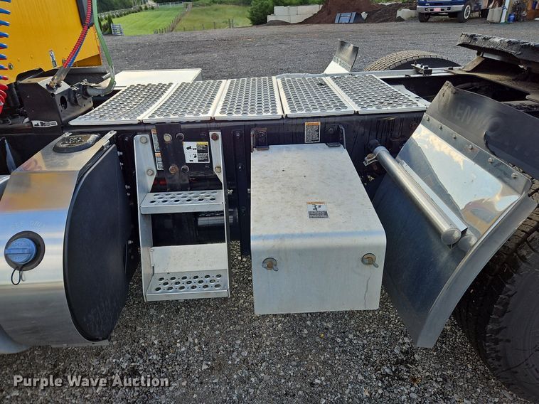 image for item OK9916 2020 Kenworth T680 semi truck