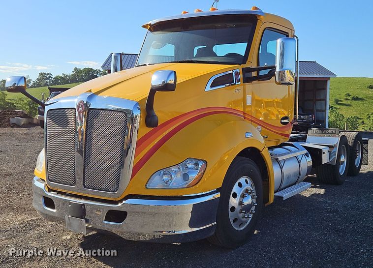 image for item OK9917 2020 Kenworth  T680 semi truck