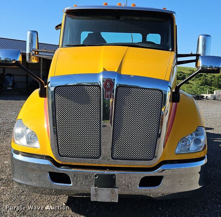 image for item OK9917 2020 Kenworth  T680 semi truck
