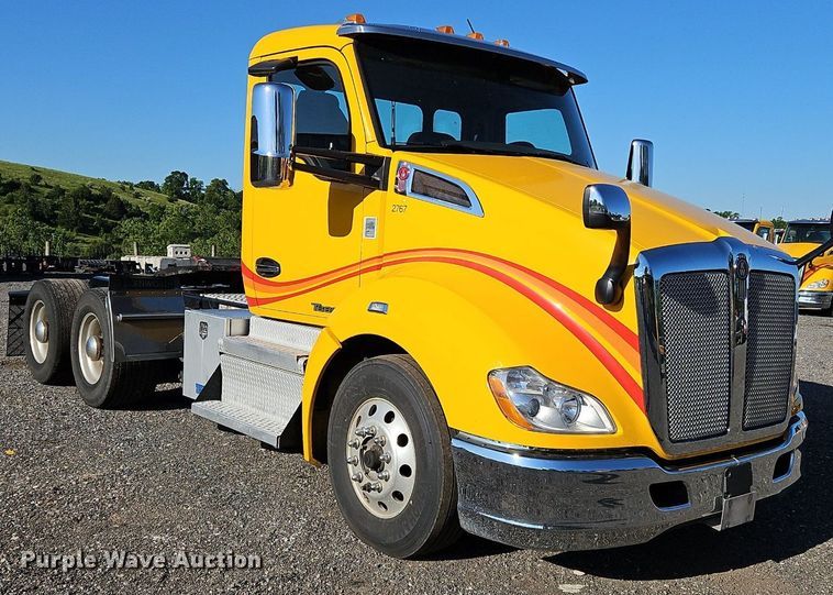 image for item OK9917 2020 Kenworth  T680 semi truck