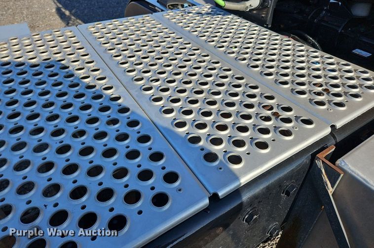 image for item OK9917 2020 Kenworth  T680 semi truck