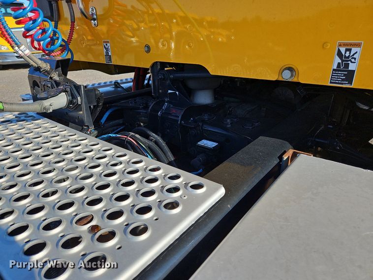 image for item OK9917 2020 Kenworth  T680 semi truck