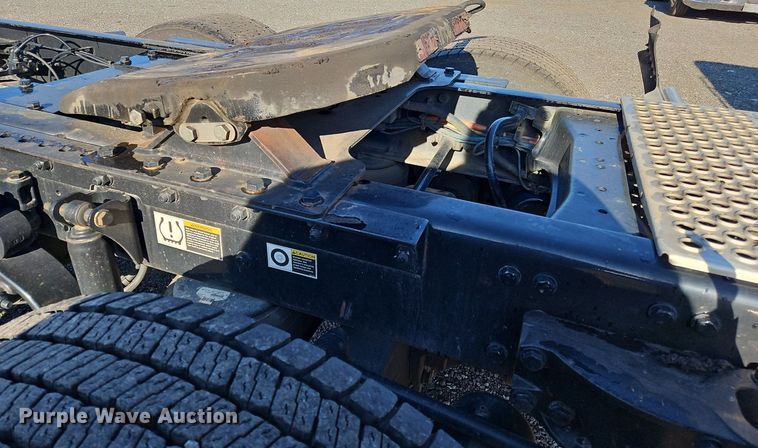 image for item OK9917 2020 Kenworth  T680 semi truck