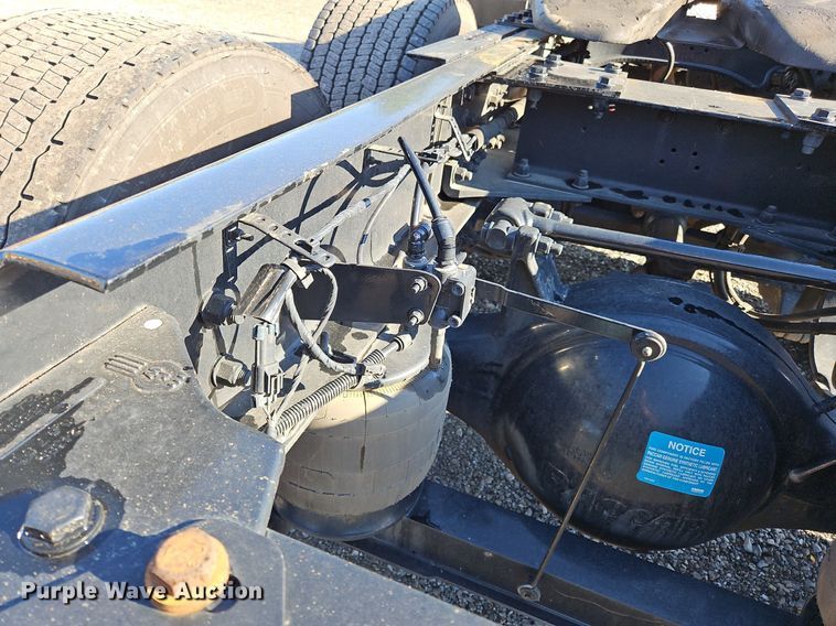 image for item OK9917 2020 Kenworth  T680 semi truck