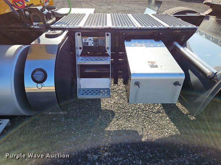 image for item OK9917 2020 Kenworth  T680 semi truck