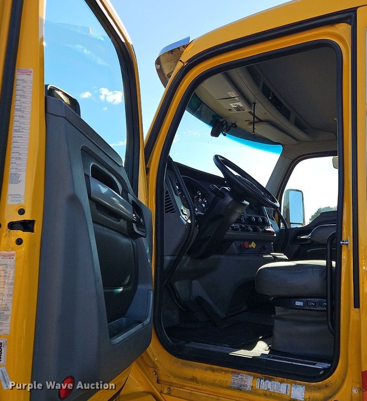 image for item OK9917 2020 Kenworth  T680 semi truck