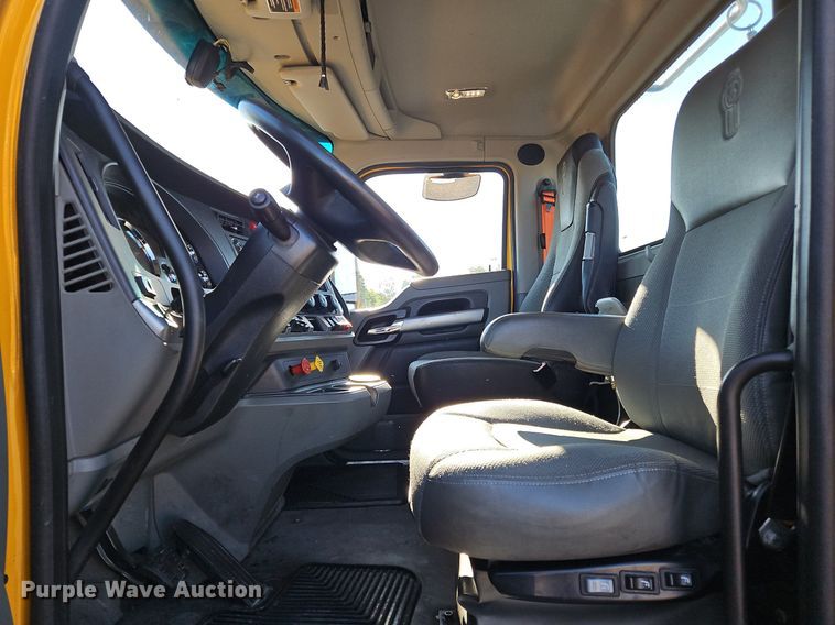 image for item OK9917 2020 Kenworth  T680 semi truck