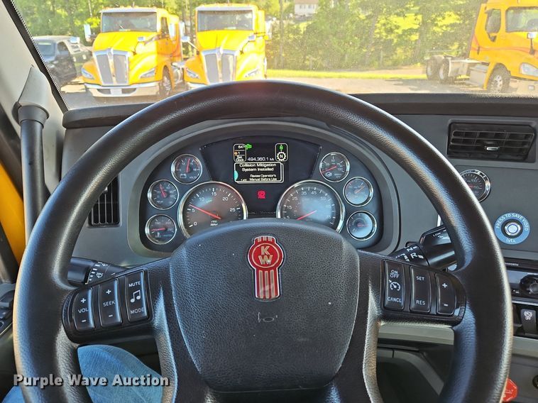 image for item OK9917 2020 Kenworth  T680 semi truck