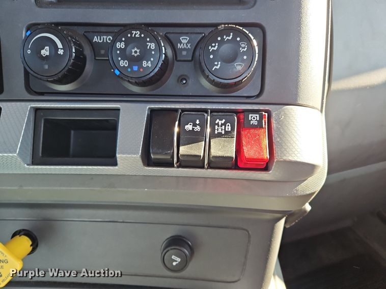 image for item OK9917 2020 Kenworth  T680 semi truck