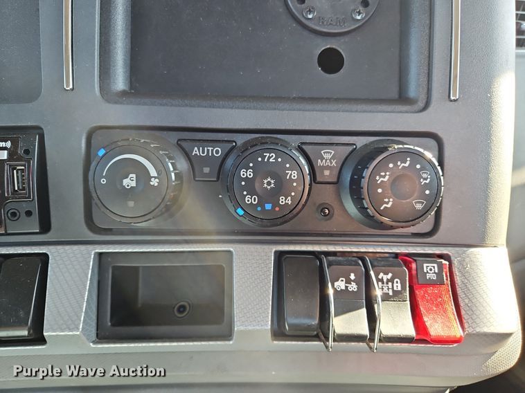 image for item OK9917 2020 Kenworth  T680 semi truck