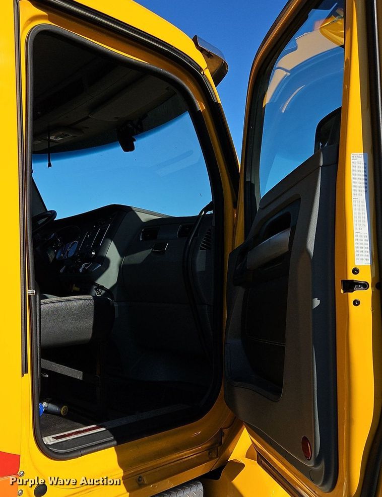 image for item OK9917 2020 Kenworth  T680 semi truck