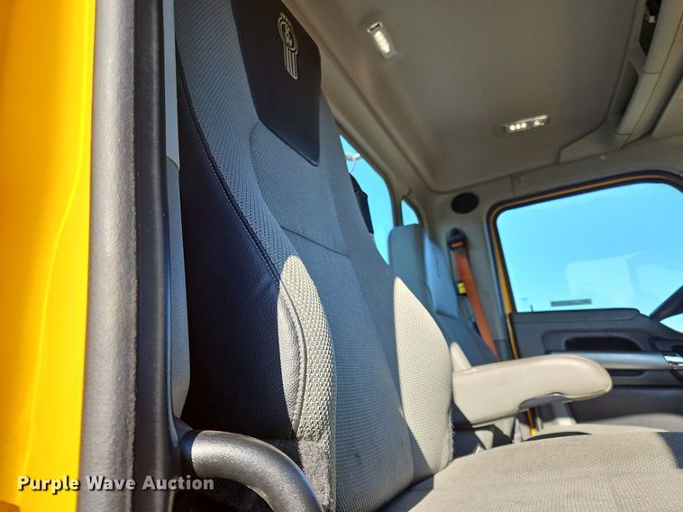 image for item OK9917 2020 Kenworth  T680 semi truck