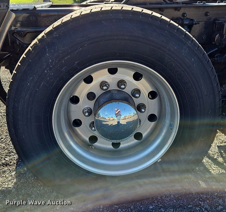 image for item OK9917 2020 Kenworth  T680 semi truck