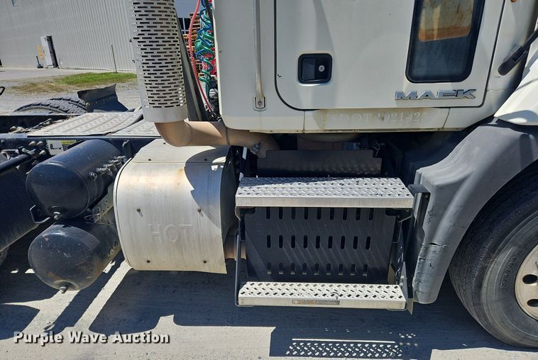 image for item OK9933 2012 Mack CXU semi truck