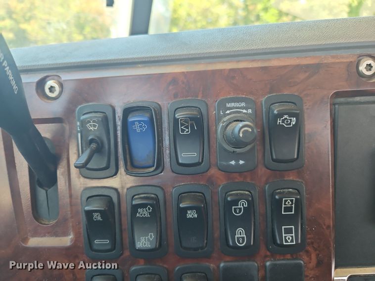 image for item OK9933 2012 Mack CXU semi truck