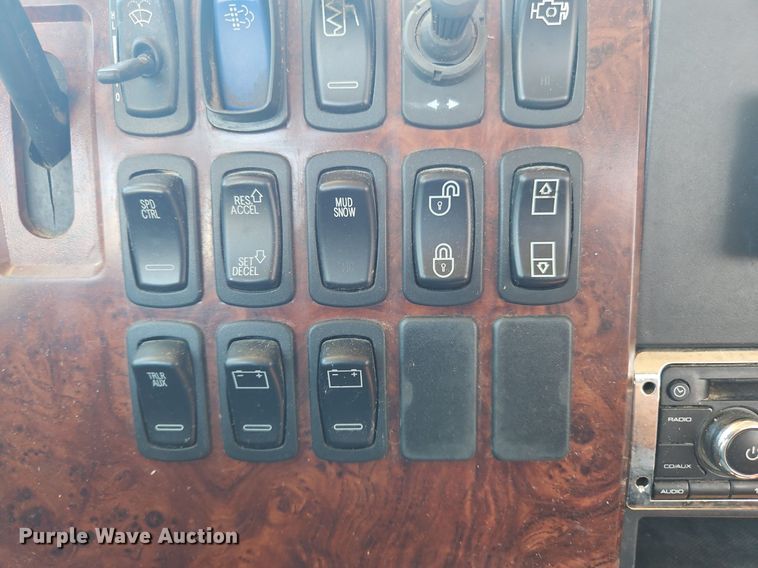 image for item OK9933 2012 Mack CXU semi truck