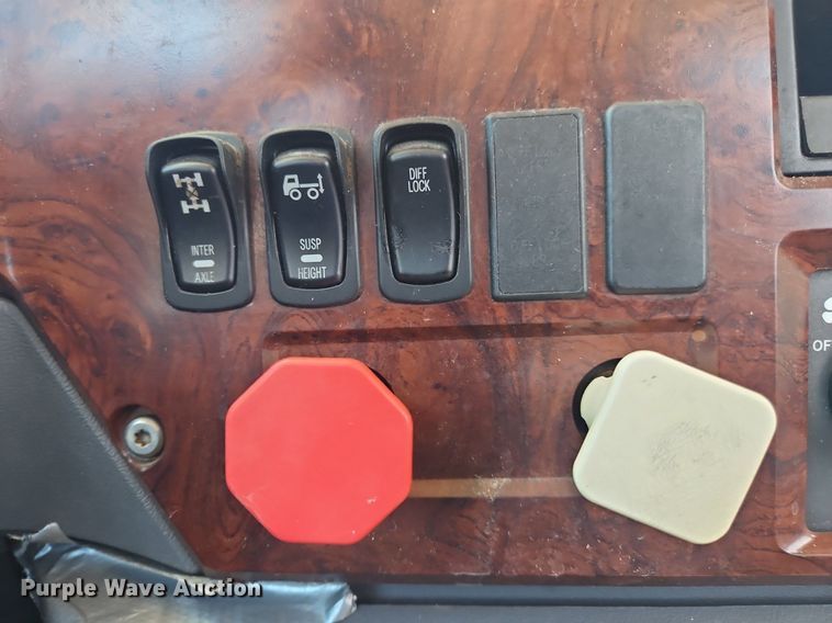 image for item OK9933 2012 Mack CXU semi truck