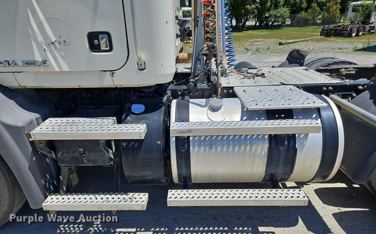 image for item OK9934 2012 Mack CXU semi truck