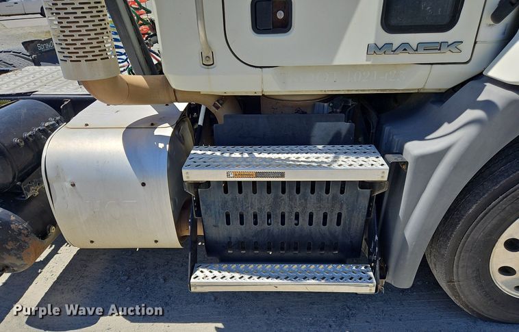 image for item OK9934 2012 Mack CXU semi truck