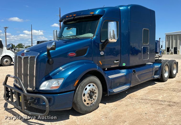 image for item ZA0415 2020 Peterbilt 579 semi truck
