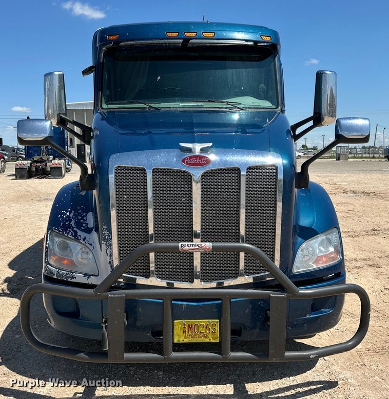 image for item ZA0415 2020 Peterbilt 579 semi truck