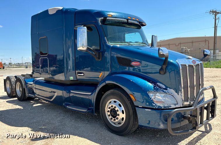 image for item ZA0415 2020 Peterbilt 579 semi truck