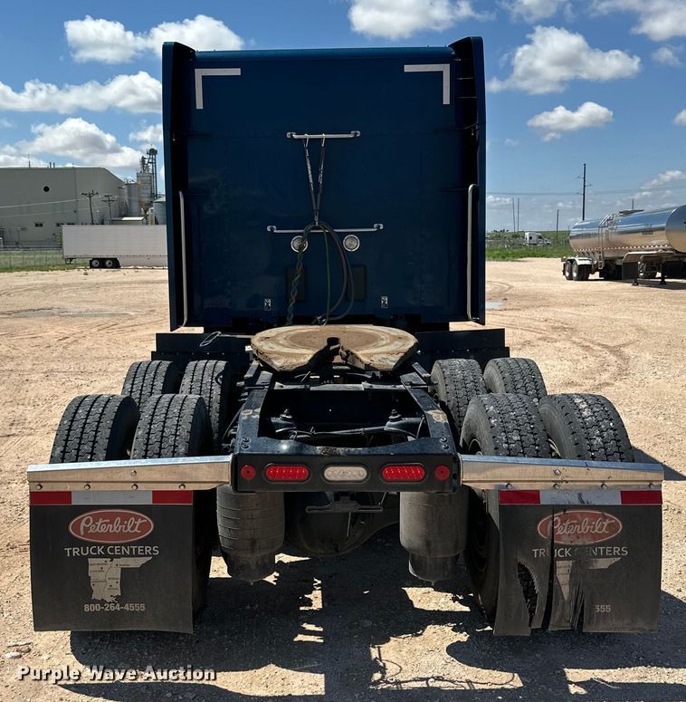 image for item ZA0415 2020 Peterbilt 579 semi truck
