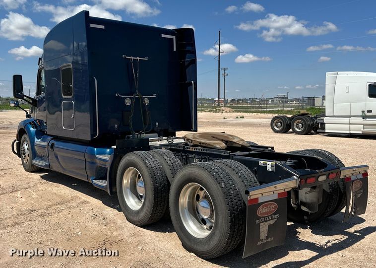 image for item ZA0415 2020 Peterbilt 579 semi truck