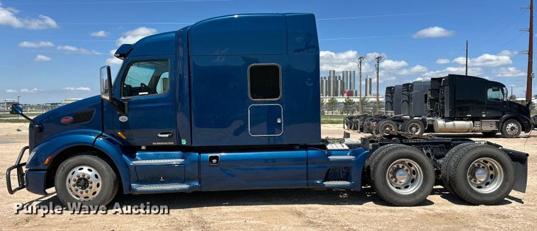 image for item ZA0415 2020 Peterbilt 579 semi truck