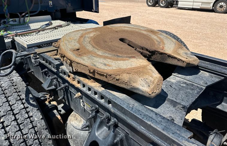 image for item ZA0415 2020 Peterbilt 579 semi truck