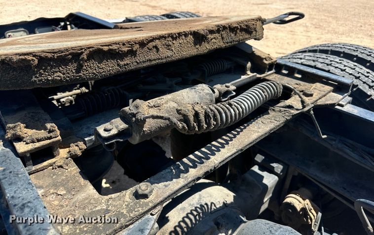 image for item ZA0415 2020 Peterbilt 579 semi truck