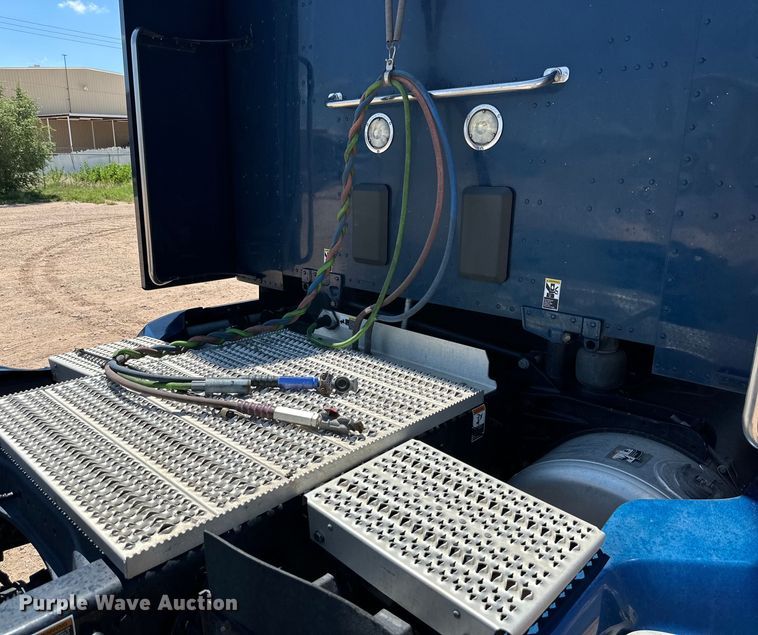 image for item ZA0415 2020 Peterbilt 579 semi truck