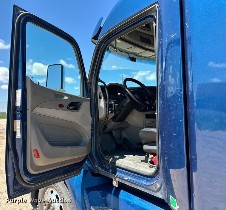 image for item ZA0415 2020 Peterbilt 579 semi truck