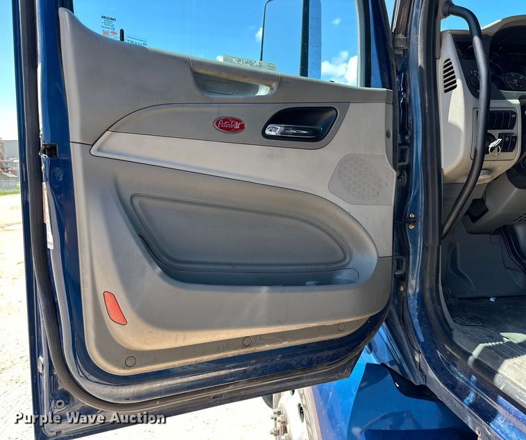 image for item ZA0415 2020 Peterbilt 579 semi truck