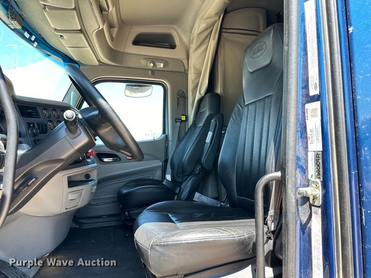 image for item ZA0415 2020 Peterbilt 579 semi truck