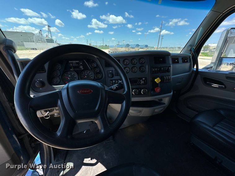 image for item ZA0415 2020 Peterbilt 579 semi truck