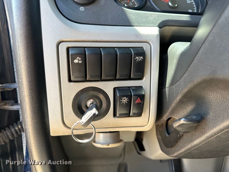 image for item ZA0415 2020 Peterbilt 579 semi truck