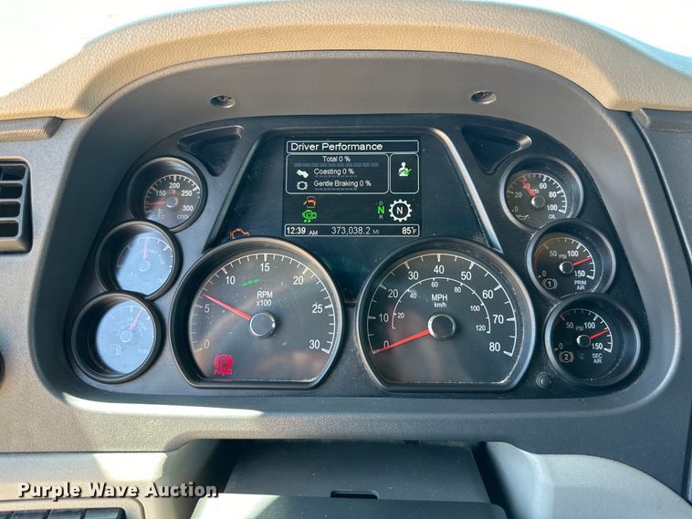 image for item ZA0415 2020 Peterbilt 579 semi truck