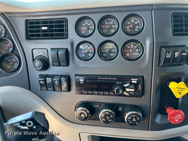 image for item ZA0415 2020 Peterbilt 579 semi truck