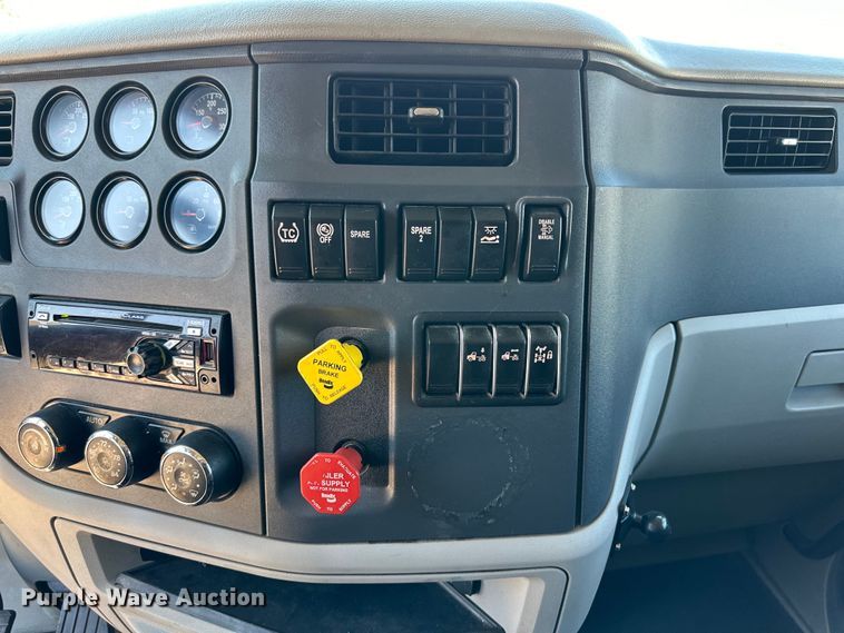 image for item ZA0415 2020 Peterbilt 579 semi truck