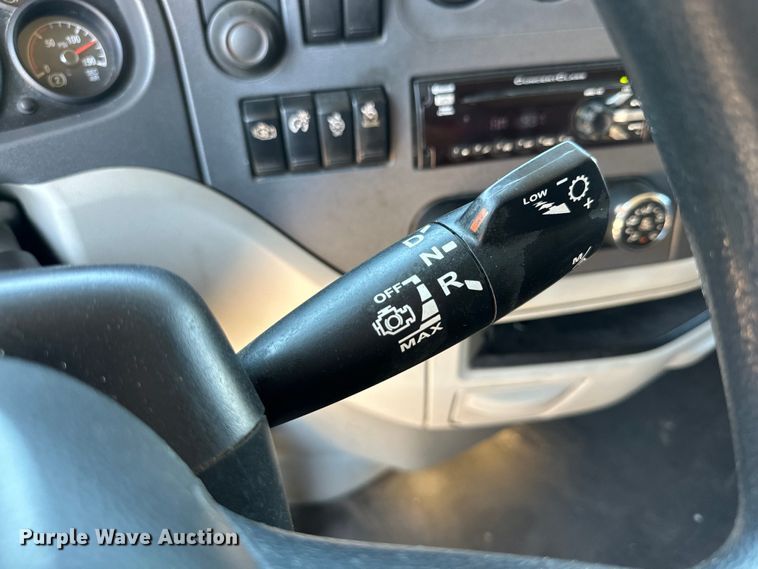 image for item ZA0415 2020 Peterbilt 579 semi truck