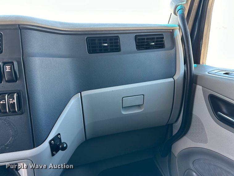 image for item ZA0415 2020 Peterbilt 579 semi truck