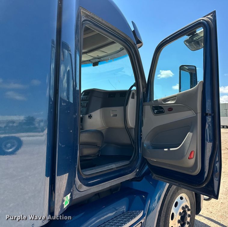 image for item ZA0415 2020 Peterbilt 579 semi truck