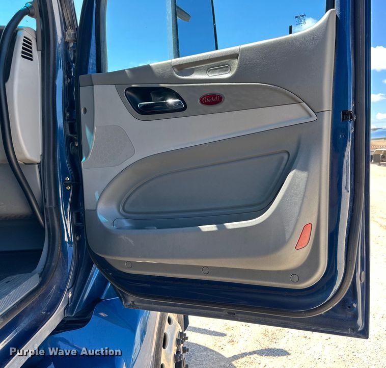 image for item ZA0415 2020 Peterbilt 579 semi truck