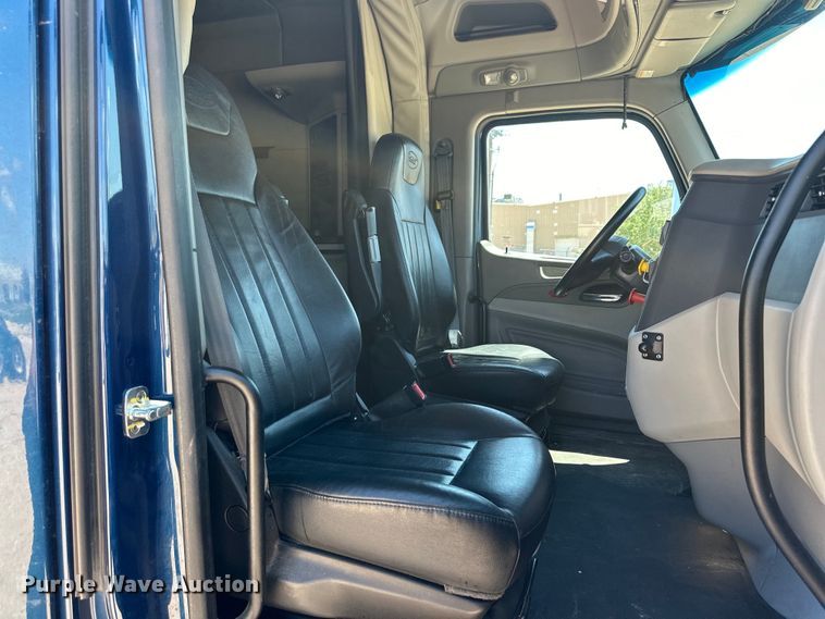 image for item ZA0415 2020 Peterbilt 579 semi truck