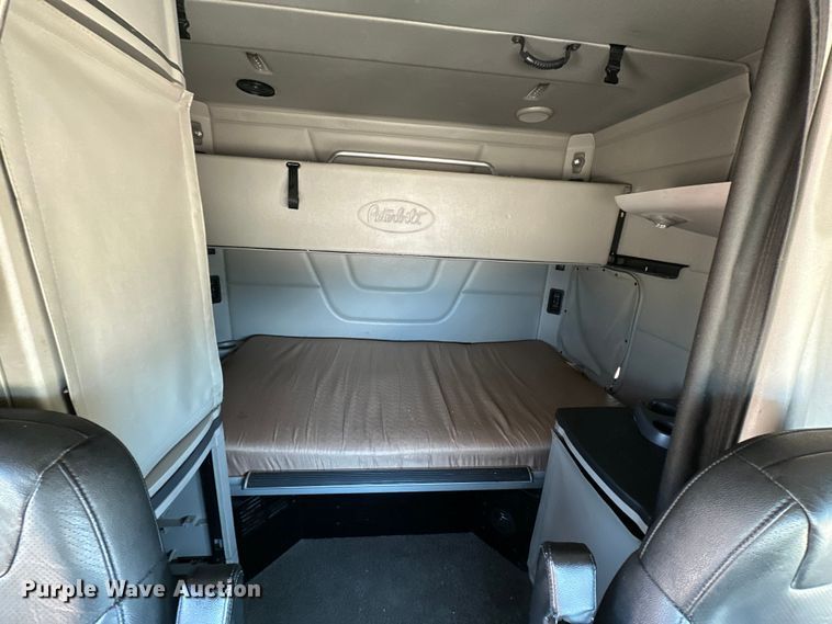 image for item ZA0415 2020 Peterbilt 579 semi truck